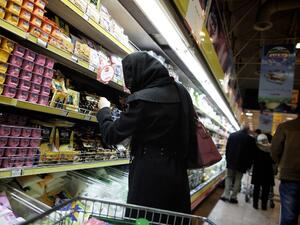 An Iranian woman shops at a supermarket in downtown Tehran. (AFP PHOTO/BEHROUZ MEHRI)
