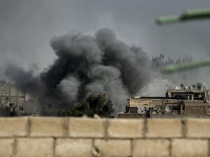 Smoke rises from the site of a missile attack in Hawiqah neighborhood in the eastern Syrian town of Deir Ezzor on Tuesday. (AFP PHOTO/ZAC BAILLIE)