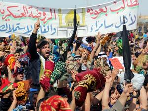 Iraqi protestors shout slogans during a demonstration in the Iraqi city of Samarra on Friday demanding the ousting of Prime Minister Nouri al-Maliki. (AFP PHOTO / MAHMOUD AL-SAMARRAI)