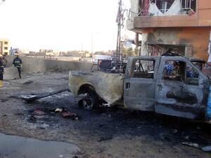 Iraqi security and fire fighters secure the scene following a car bomb, in the northern city of Kirkuk on March 5, 2013. (AFP PHOTO/MARWAN IBRAHIM)