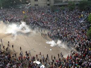 EGYPT, Cairo : Egyptian Muslim brotherhood and supporters of ousted president Mohamed Morsi run for cover from tear gas during clashes with riot police along Ramsis street in downtown Cairo, on October 6, 2013 (AFP)
