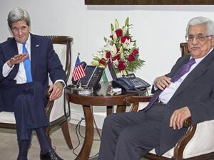 US Secretary of State John Kerry (L) gestures as he meets privately with Palestinian President Mahmoud Abbas (R) in Ramallah. (RICHARDS/AFP)