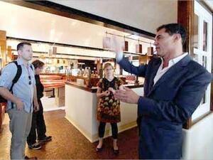 الارضيات عليها الفلوس والموظف يشرح