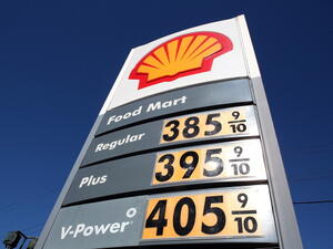Gas Prices Continue To Rise As Uprisings In Mideast Drive Price Of Crude Oil Up (Getty Images)
