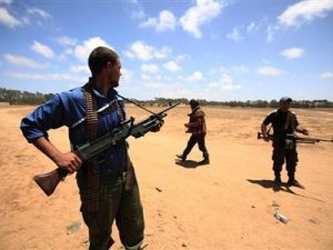 افراد من المعارضة المسلحة في الزنتان
