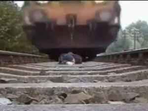 قبل مرور القطار فوقه بجزء بثانية