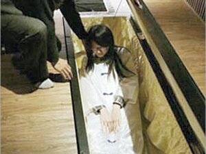 طالبة تجرب الموت