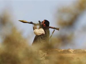 مقاتل من المعارضة خلال اشتباكات مع قوات القذافي قرب بن جواد