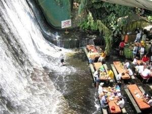 الماء يجري من تحت الزبائن