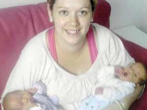 التوامان وامهما