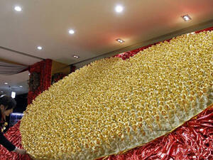 ازهار الذهب معروضة في المحل