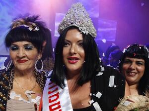 مع امها والوصيفة الثانية