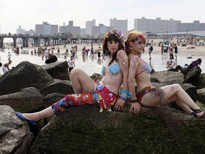 حوريات على الصخور