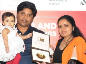 Dyuthi Shiju with her parents. (Image courtesy of Dubai Gold and Jewellery group/Gulf News)
