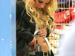 بريتني سبيرز تتفقد مسدسها