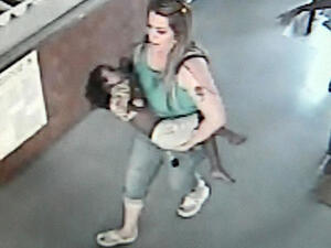 المذيعة تحمل الرضيع هربا من النيران