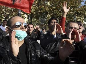 محتجون البان يوم الخميس ضد طلب امريكا من الحكومة الالبانية استضافة منشآة لتدمير اسلحة سوريا الكيماوية