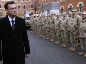 وزير الدفاع النمساوي نوربرت دارابوس مستعرضا الجنود 
