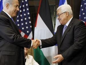 Israeli Prime Minister Benjamin Netanyahu (left) shakes hands with Palestinian president Mahmud Abbas during talks in Sharm El-Sheikh, on September 14, 2010 (AFP/File)