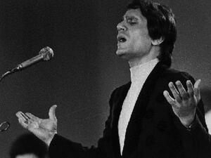 Protestations of love were the theme of Abdel Halim's ballads: producing famous collaboration with Mohammed Abdel Wahab- Ahwak in masterpiece song, Ahwak (intense love).