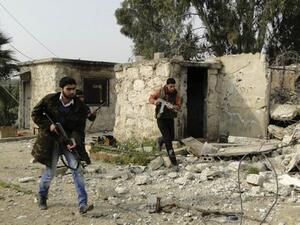مقاتلان من المعارضة السورية قرب مطار حلب