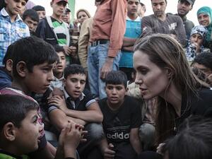 UN Special Envoy Angelina Jolie meets a group of recently arrived refugees at the Syria/Jordan border (UNHCR / AFP)