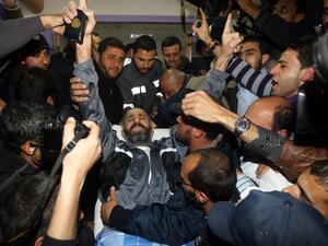Ayman Sharawneh is greeted by crowds as he arrives in Gaza (AFP Photo)