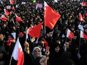عاهل البحرين يقر اصلاحات مع استمرار الاحتجاجات
