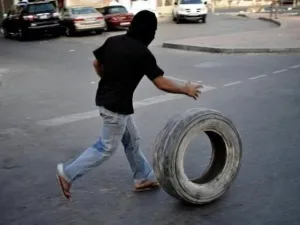 الشرطة تفرق محتجين في البحرين 