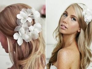 تسريحة بسيطة بشعر مفرود مع الورد الأبيض