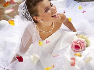 Saudi bride can consider herself blessed...twice as her wedding dress got personally delivered to her on a Friday.