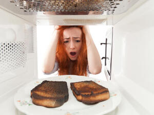 استعيني بمزيج الحامض والملح للتخلّص من الحروق التي تلوّن الأواني