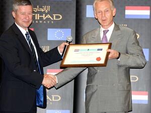 الكابتن ريتشارد هيل وميشيل جيرارد، سفير مملكة هولندا لدى دولة الإمارات العربية المتحدة