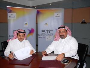 Omer Alnomany, Vice President of STC and Sameer Numan, President of Microsoft Arabia, during the signing
