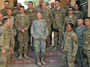 رئيس اركان الجيش الاميركي الجنرال مارتن ديمبسي يتوسط جنودا من القوات الدولية في افغانستان