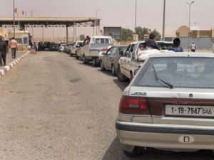 مدنيون ليبيون يفرون من المعارك الى تونس عبر معبر الذهيبة