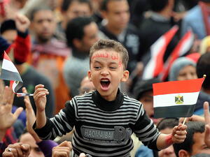 فتى صغير يهتف في أحد المظاهرات