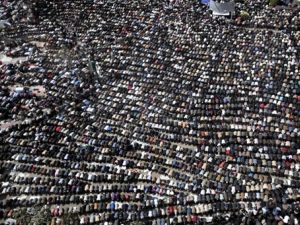 احتجاجات مصر تثير شهية الشباب العربي وخلافاته ايضا/الصورة لميدان التحري في القاهرة يوم الجمعة/أ.ف.ب