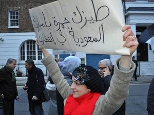 متظاهرة مصرية امام سفارة مصر في لندن