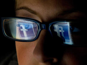 Although studies show Arab women to be somewhat behind in their usage of social networks compared to other women around the world, social networks are still considered a tool of empowerment. (Image source: "latimes.com") 