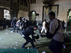 Egyptian riot policemen get in the community services hall of Cairo's Al-Fath mosque where Islamist supporters of ousted president Mohamed Morsi held up (AFP/MOHAMED EL-SHAHED)