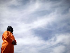 أربعة من معتقلي غوانتانامو يطالبون بوقف التغذية الاجبارية 