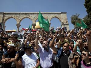 Palestinian supporters of the radical Islamist movement Hamas rally in support of Egypt's deposed president Mohamed Morsi and against the crackdown on protest camps in Cairo, outside al-Aqsa mosque compound in Jerusalem on August 16, 2013. (AFP)