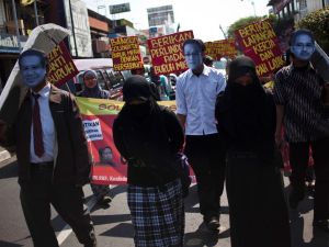 Indonesia is really stepping up its campaign to save its nationals in the Gulf from the fate of execution. Here seen adopting the protest spirit from the Arabs themselves. Last week saw the beheading of a national, with the recalling of the Indonesian Ambassador, but this weeks sees the staying of an execution.