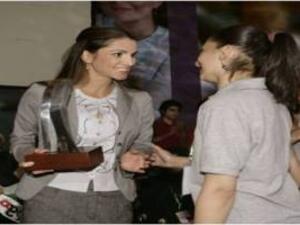 Life in the fast lane: Queen Rania recognizes a young entrepreneur 