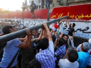 The recent people-led storming of Israeli embassy in Egypt may have been inspired by Iran's American ousting 1979, surmise commentators.
