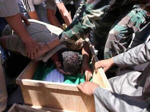 ليبي يقبل جثمان قريب له خلال تشييع اشخاص قتلوا في غارة للاطلسي 
