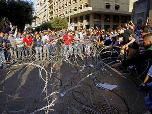 Lebanese demonstrators try to break through barbed wire in downtown Beirut on June 21, 2013 (Source AFP/ANWAR AMRO