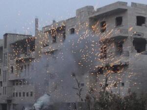 مقاتلون من الجيش الحر يطلقون قذائف مورتر من بلدة معرة النعمان باتجاه قاعدة لقوات الاسد في وادي الضيف بمنطقة ادلب 
