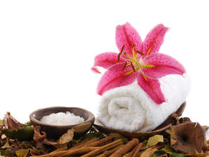 البشرة أحلى مع ماسك القرفة وجوز الطيبة